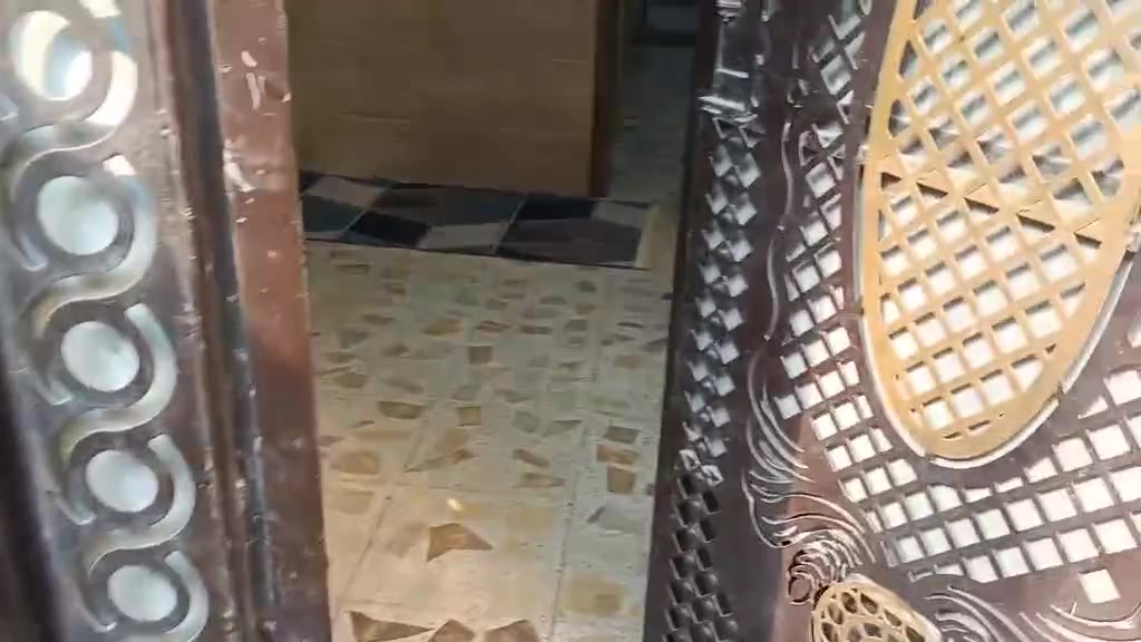 السلام عليكم يوجد بيت للبيع المساحه 65متر قرب مطعم سلام ومدرسه تقلب بناء حديث بناء طابوك رفت طابقين كامل جميع الخدمات متوفره من التبليط الا اخره 
السعر خاص والستفسار التواصل على رقم الهاتف ***********
يتوفر وتس اب
