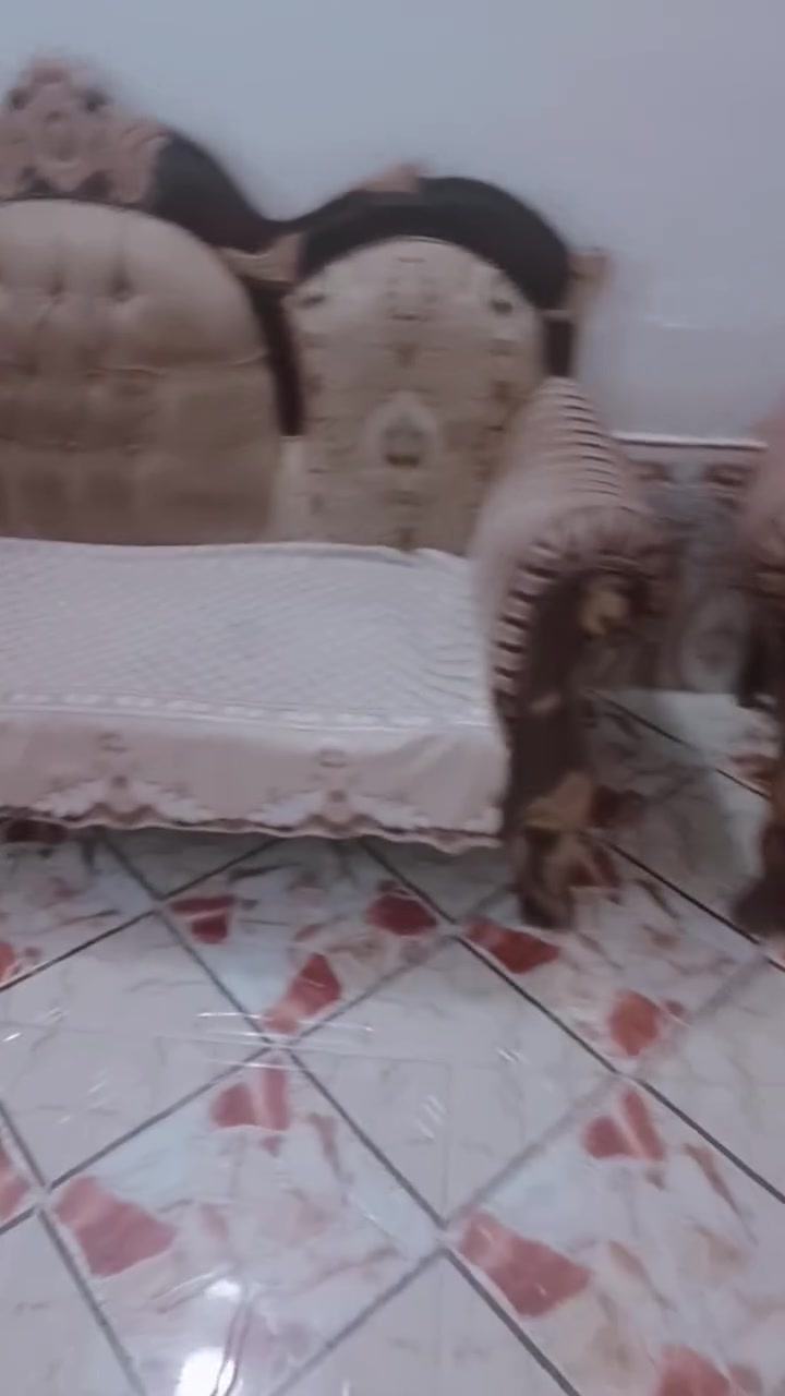 متاح تخم 6 قطع ثنين كبار و4 كراسي بيهن وحده من الكبار بيها ضرر بسيط+ 8 كوشات ناصريه مركز  ***********
