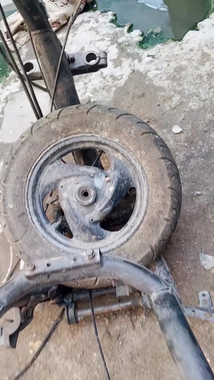 سلام عليكم شاصي فراشه نثيه للبيع غراضه كامله شاصي بي تانكي وضفيره وجوزه ودبلات وتاير وشيال وجك  كامل عوزه شي قليل وابيعه جوه السوك للن مستعجل على بيعتهه لاتصال ***********الخاص مفتوح مكاني شاميه
