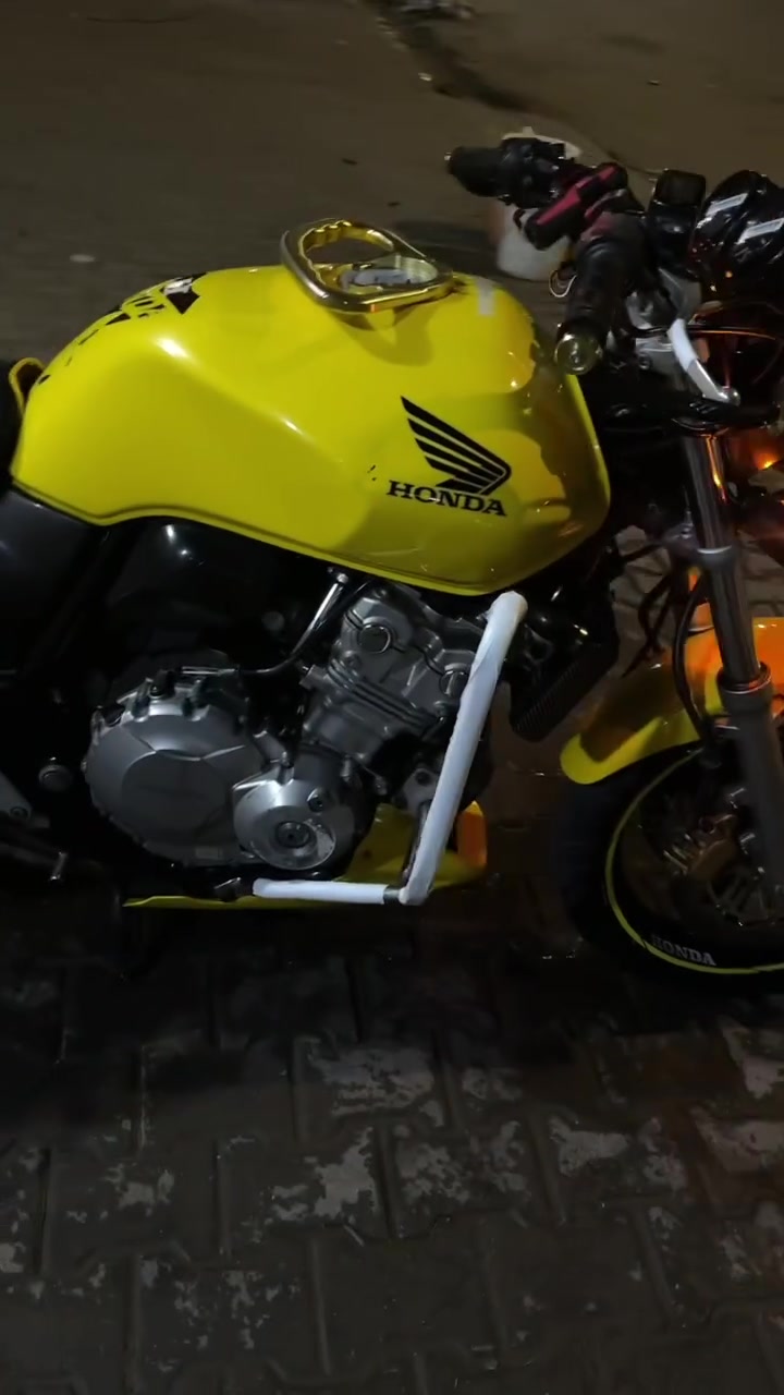سلام عليكم شباب دراجه سيبي فور 400 دراجه للبيع دراجه نوزل  نضافه احله من صوره نضافته فول دراجه كفاله دراجه شلعه ومعدل المكان نعمانيه الشراي يتصل عله هاذ رقم (***********)
