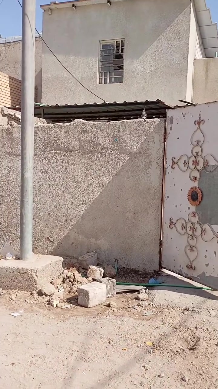 سلام عليكم بيت للايجار مساحته 130م  حي الزيتون يحتوي على3غرف واستقبال وصحيات داخليه و خارجيه وكراج  والتفاصيل بالفيديو ايجاره 500 قرب حسينيه اولاد عامر للاستقسار***********  مكتب عقارات البصره حي الزيتون مقابيل صيدليه الفجر مطلوب عوائل أو طلاب (نستقبل عروظكم ايظاااا )نتشرف بكم
