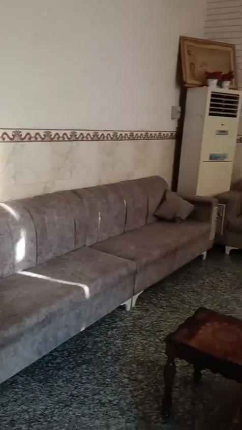 السلام عليكم للبيع 600متر
400 متر تحتوي على دار سكن وحديقه
200 متر بصفه فارغة. 
التفاصيل البناء داخل الفديو 
للاستفسار مكتب الفيصل للعقار 
Ahmed A Faisal 
***********
