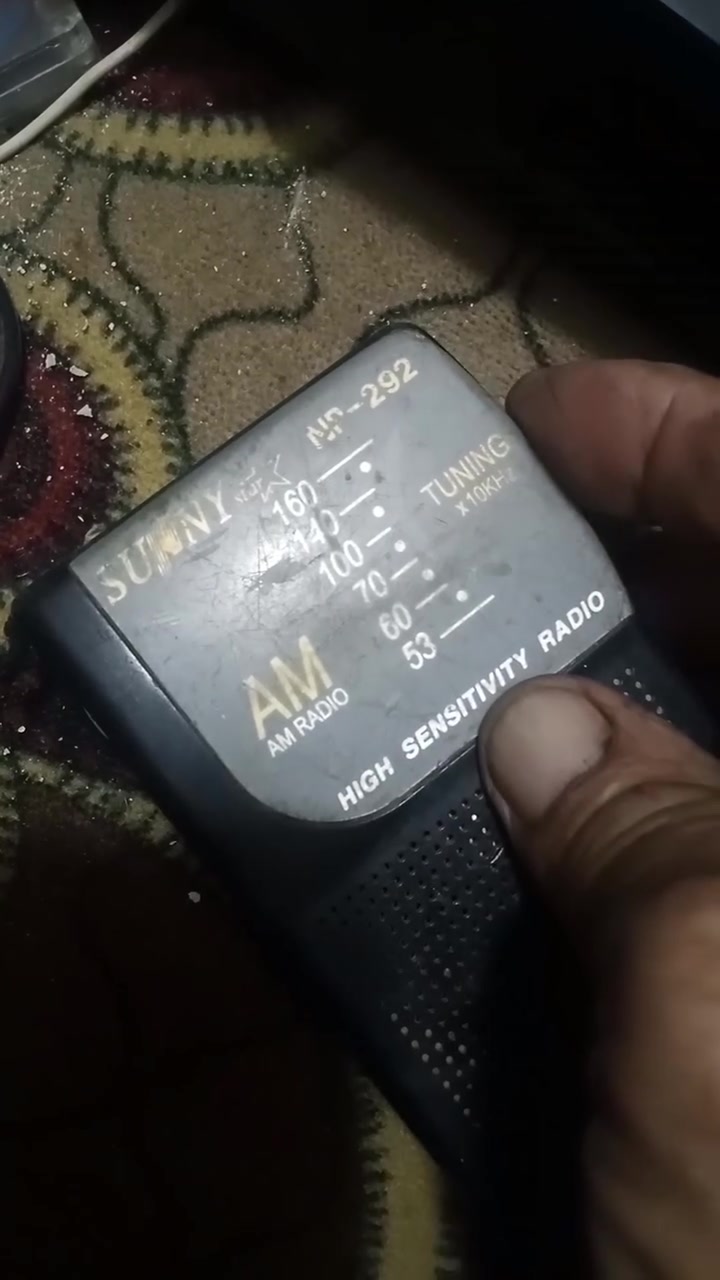مسجلات اثنين بيهن راديو موجتين هيدفون شغالات واحد اسمه تومسن والثاني ستزن الستزن نقص دكمة التقديم والمسجل الثالث اسمه سانيو شغال نقص غطاء البطاريات وراديو قديم صغير شغال نقص غطاء البطاريات كلهن سعرهن مع التوصيل 20 الف
