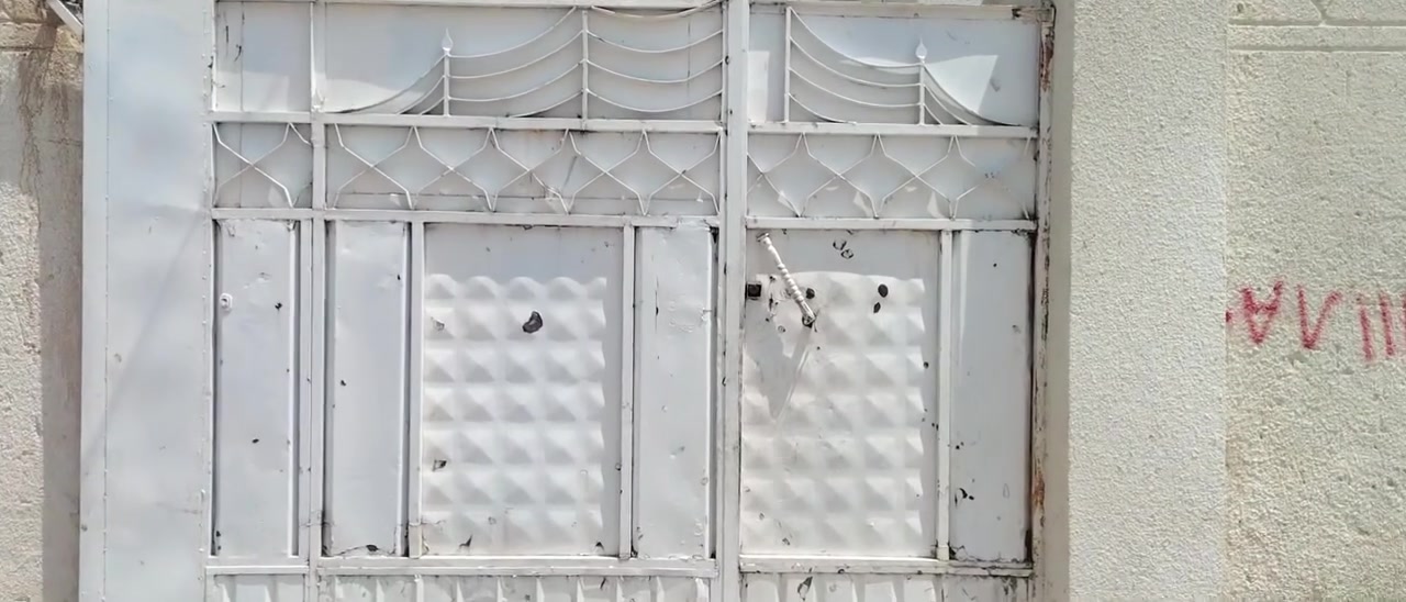 سلام عليكم البيت للبيع في حي الجمعيه زراعي مساحه 200مكون من غرفتين ومطبخ وصاله وديوانيه وصحيات اتصل على الرقم ***********
