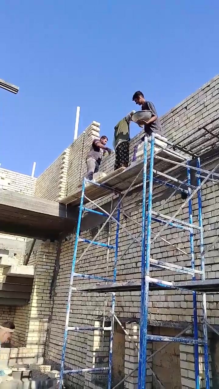 خلفه بناء في منطقه الشعب.***********

نص مكتوب في الصور:
- Candy