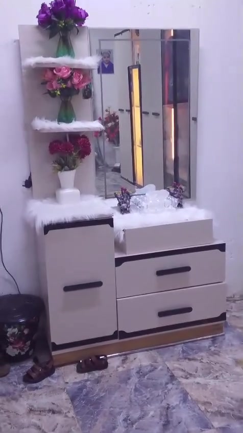 سلام وعليكم غرفه خشاب تركي اصلي فيروزه جديده صالا شهر من خذته بعدهي علا حطته مأخذه مليون رائده بثمنميه نهايته بكاني بصره خمسميل رقم ***********
