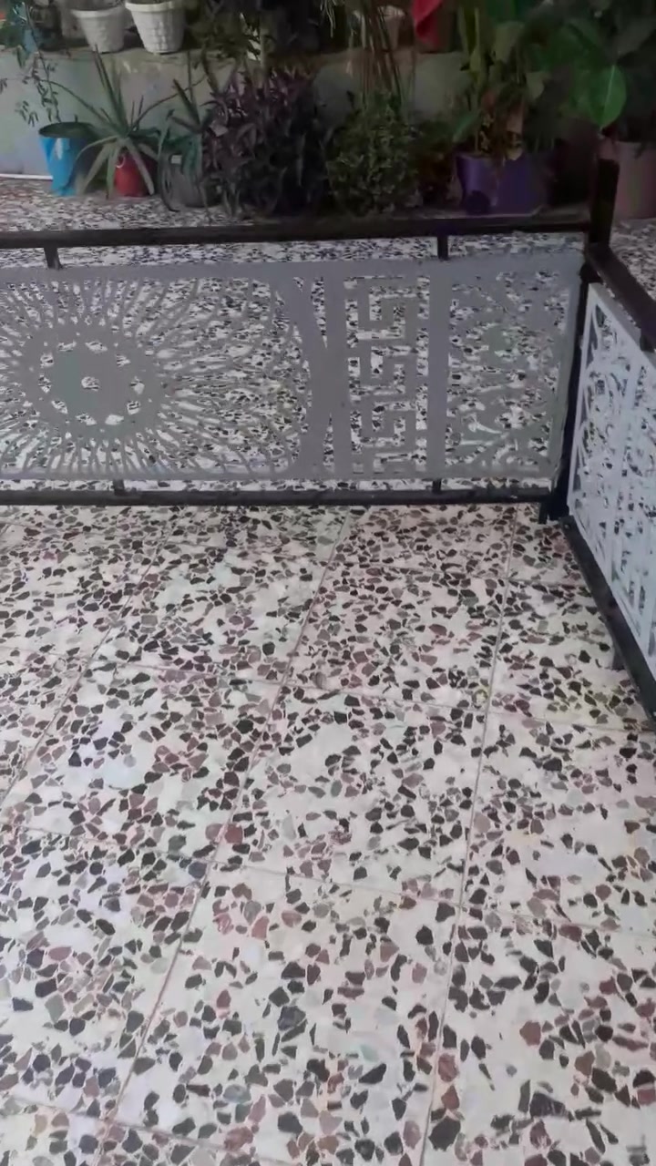 محل حديقة او بلكونة حديد للبيع ١٧٥ ألف والاتصال ***********
