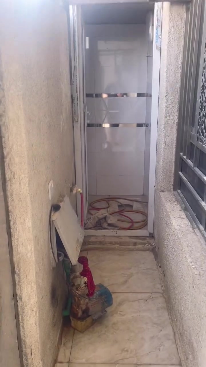 بيت ٥٠ متر نهاية مربع ٢ السريدات الجديدة  جهة ظهر أسواق الملاك قرب شارع الضغط ( ٧٠ مليون وبي مجال قليل)
كل التفاصيل:-
بيت طابقين 
البيت طابق اول /استقبال ومطبخ وصحيات داخلي وخارجي وترك 
طابق ثاني / غرفتين نوم وبلكونه 
شغل البيت جيد ونظيف 
نقص بي
السطح /الستارة والبيتونة واشتايكر 
واجهة البيت بس لبخ 
درج طابق ثاني ما مطبك بعده
درج بشكل عام ما بي محجر 
طابق ثاني بورسلين ارضية ايفا و الواح هندي 
درج مرمر ايراني 
سيراميك حمام ومطبخ وترك وحزام الاستقبال 
كهرباء مفصولة كيبل طابق اول وكيبل بالثاني 
جام مضلل اسود ٦ ملم 
تانكي مي 
البيت فارغ بس اغراض بي باقية
مساحة ٥ في ١٠ 
***********
