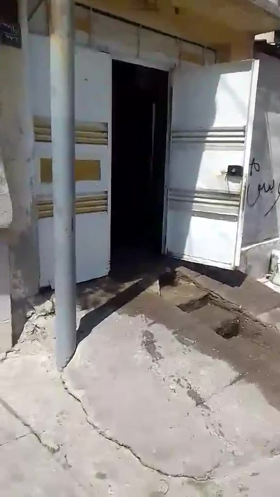 سلام عليكم بيت 200متر طابقين  سند طابو الموقع الايمن بل شهداء عل سايدين قرب التربيه وجامع الخلد يتكون 6غرف 3فوك و3جوه حمام 2ترك 2  كل تفاصيل عل رقم ***********
