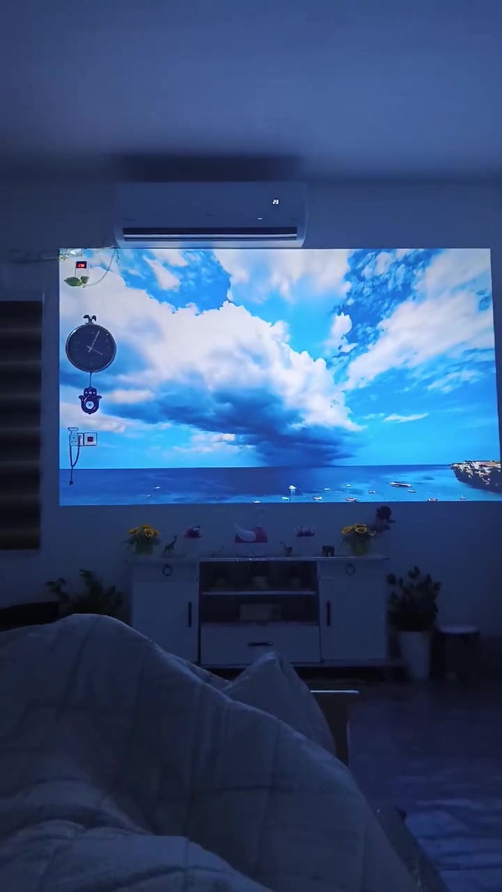 🔥🔥🔥🔥اصلي 🇩🇪🇩🇪🇩🇪
👇👇👇👇👇 Googel TV
اقوى جهاز حاليا من ناحيه الوضوح 

وصل عملاق الاجهزه  Wimius G1  بنظام Googel TV

🌟 قوة الإضاءة والعرض
السطوع: يبلغ 1500 لومن ANSI، مما يتيح إضاءة مساحة عرض تصل إلى 321 سم في البيئات المظلمة.

✨️نسبة التباين: تبلغ 25000:1 لتقديم تفاصيل أعمق بين الألوان الداكنة والفاتحة.

✨️الدقة الأصلية: شاشة عرض عالية الوضوح بدقة 1920 × 1080 بكسل (Full HD) يدعم دقه 4k

✨️عمر اللمبة: وحدة LED مصممة للعمل حتى 30000 ساعة (ما يعادل 20.5 سنة عند استخدامه 4 ساعات يومياً).

🛠️ ضبط الصورة والتحكم
تصحيح الانحراف: يدعم ضبط الصورة الذكي (الأفقي والرأسي).

التعديل الرقمي: يعوض رقمياً التشوّه شبه المنحرف الناتج عن زوايا العرض المائلة.
🎬 النظام والتشغيل

✨️دقة الفيديو المدعومة: يعالج الإشارات بدقة تصل إلى Full HD 1080P و4K.
نظام التشغيل: يعمل بنظام Google TV كمركز وسائط متكامل لتشغيل التطبيقات المتنوعة مباشرة.
مشغل الوسائط: مدمج لتشغيل الملفات تلقائياً دون الحاجة لجهاز كمبيوتر أو مصدر خارجي.

🌐 الاتصال اللاسلكي والصوت
تقنية البلوتوث: مدمجة لسهولة توصيل السماعات ومكبرات الصوت الخارجية لاسلكياً.

بث الشاشة: يدعم ميزات العرض اللاسلكي وعكس الشاشة عبر Miracast وAirplay وChromecast لبث محتوى الهواتف والأجهزة الذكية بسهولة.
للحجز والاستفسار

☎️***********

#داتاشوـ #عارض #سينما #تعليم #بروجكتر #مدارس #قاعه

نص مكتوب في الصور:
- 13 amazon.co.uk TCL C1 Portable Projector for Home Cinema &... £21999 4.4 25 Sponsored Visit the WiMiUS Store 4.6 (544) FIFA Projector 【Official Google TV/Netflix/Disney/Live TV& Dolby Audio】 WiMiUS Smart Projector 4K Portable HDR10 Auto Focus/Keystone Outdoor Projectors 1500ANSI WiFi Bluetooth for Bedroom/Home Cinema For you Live Apps Library Google TV Voice Control Dolby HDR10 NETFLIX hulu YouTube plex HBO Currently unavailable.