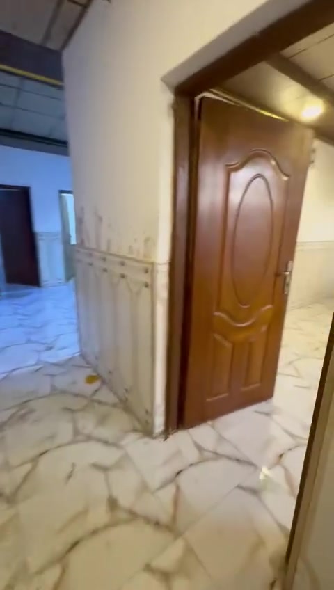 بيت للايجار الجمهورية غرفتين وصاله استقبال مطبخ حمامات الايجار قفل 600شارع المكاتب
طابق واحد سطح بي سقيفه والبيت مرتب
الايجار قفل قفل 
***********
للتواصل
