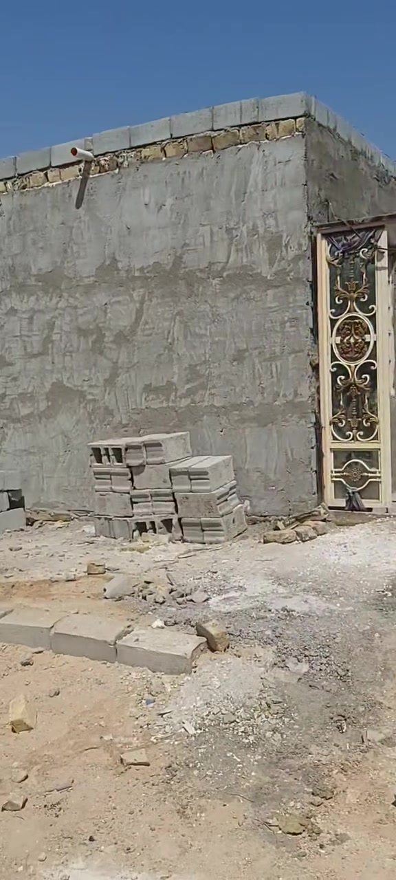 من رخصت الادمن 
بيت للايجار مساحة٩٠م  غرفة وصالة ومطبخ وحمام ومكشوفة وطارمة البراكية شارع المطار القديم قريب على اسواق الامير قرب مجمع الايتام السعر ١٧٥ الف ***********
