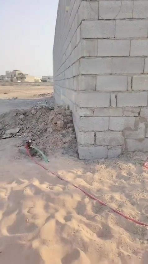 السلام عليكم بيت ١٠٠ متر طابو زراعي باسم عراقي يتكون علا غرفه منام ٤ × 5 وصاله 5 × 5 ومطبخ 4 × 5 وديوانيه 3/5 × 4 وطارمه جبيره وحمام بي شرقي وغربي ودوش السكف كونكريت مسلح ماي مجاري درجه أوله كهرباء مصاطر درجه أوله الارضيه صباله بناء جديد محد كاعد بي 
نقص البيت سراميك وستاره وبيتونه واجهيت البيت ٥ ونزال ٢٠ السعر 40 وبي مجال العنوان ابو الخصيب حي العسكري قرب المحكمه الجديده شارع بيت ابو الدله
لتواصل واتساب فقط ***********
