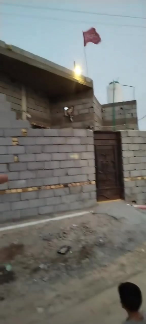 بيت للبيع بصره كرمه علي الخيط الأولى قرب جامع الغدير 
مساحه البناء ٢٧٠ متر ٣ غرف نوم مساحه ٤في ٥ +صاله+هول +صحيات داخليه وخارجيه +مطبخ +دوانيه ٦في٤. السعر ٧٨ وبي مجال ***********
