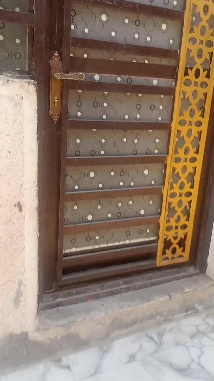 عندي ٥٠متر قاطين القاط الثاني معزول يعني نظام مشتملين كل مشتمل غرفه ٥ب٤ وساله مفتوحه وصحيات بناء حديت ومامسكون حالين ***********وبي وات ساب السعر ٤٨ ثينهن العنوان بدايت الشبانات قرب المدارس كافت الخدمات
