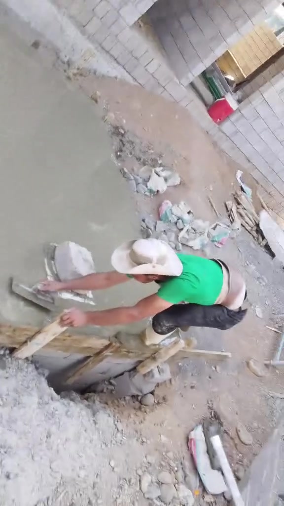 عمال ل كافة اعمال البناء 
قشط جدران 
صب ارضية بيت
تعديل ارضية بيت
حدل ارضيه بيت
لبخ قسطل 
بناء شغلات نواعم
صب بيتونه
صب دنك 
بعض الصور و فيديوات لشغلنا 
مستعدون للعمل في كافة احياء الموصل لتواصل معنا
واتساب *********** 
***********
