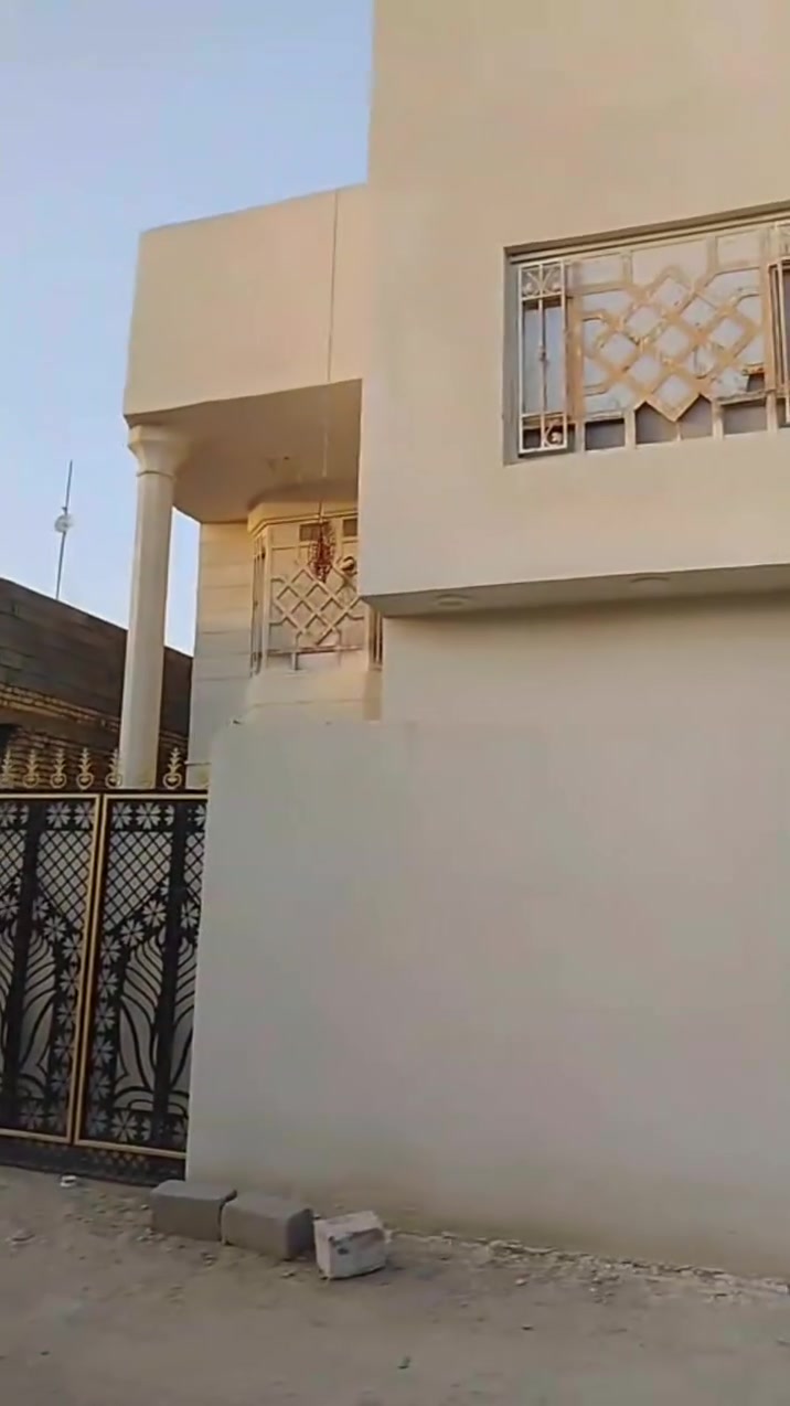 السلام عليكم بيت للبيع البصره جزيره الفيروزيه شارع10بصف المدرسه المساحه200متر الاتصال على رقم ***********
