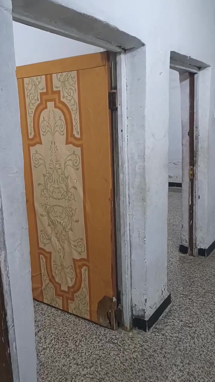 السلام عليكم 

بيت طابقين للبيع، العنوان: حي الشهداء، قرب جامعة العين.
مساحة البيت 100 متر، خلفي، ويتكون من طابقين.
طابق الاول كونكريت
والثاني عگاده طابوق 

الطابق الأول: مطبخ، صحيات، صالة، استقبال، وغرفة.
الطابق الثاني: غرفتين وصالة.

عرض الدربونة تقريباً متر ومتر وشوية، والبيت على ساحة، ويبعد عن الشارع العام حوالي 200 متر.

6بيوت عن شارع سايدين مال جامعة العين
الاستفسار
***********
