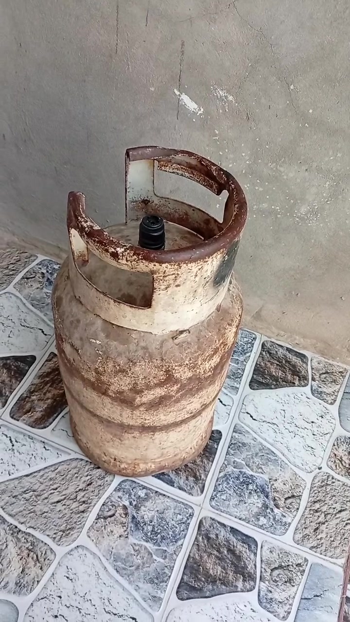 قنينة غاز فارغة عراقية ب٦٥ قفل ونهاية وبدون مجال كوت الطشاش شارع الاسعاف الفوري فرع السابع قرب معمل ارقام المرور الهاتف ***********
