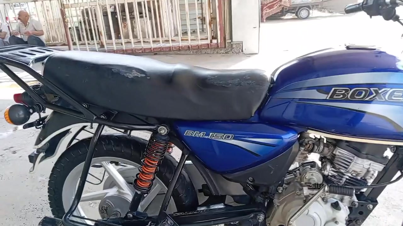 السلام عليكم عندي دراجه بوكسر للبيع مره وحده مفتوحه تجفيت شركه موديل 2018 طالعه من وكيل 2023 اوراق اصولي الدراجه وضع شركه ربع دنيار ماذب عليها السعر خاص واتساب *********** مكاني حله
