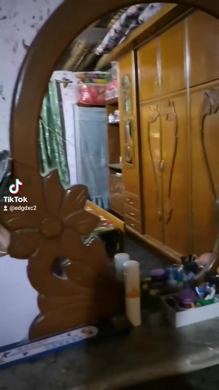 سلام عليكم البيع قرفه خشاب صاج ست بواب ٦ مكان بغداد قرب مرور التاجيات. الشراي يتصل *********** /***********
