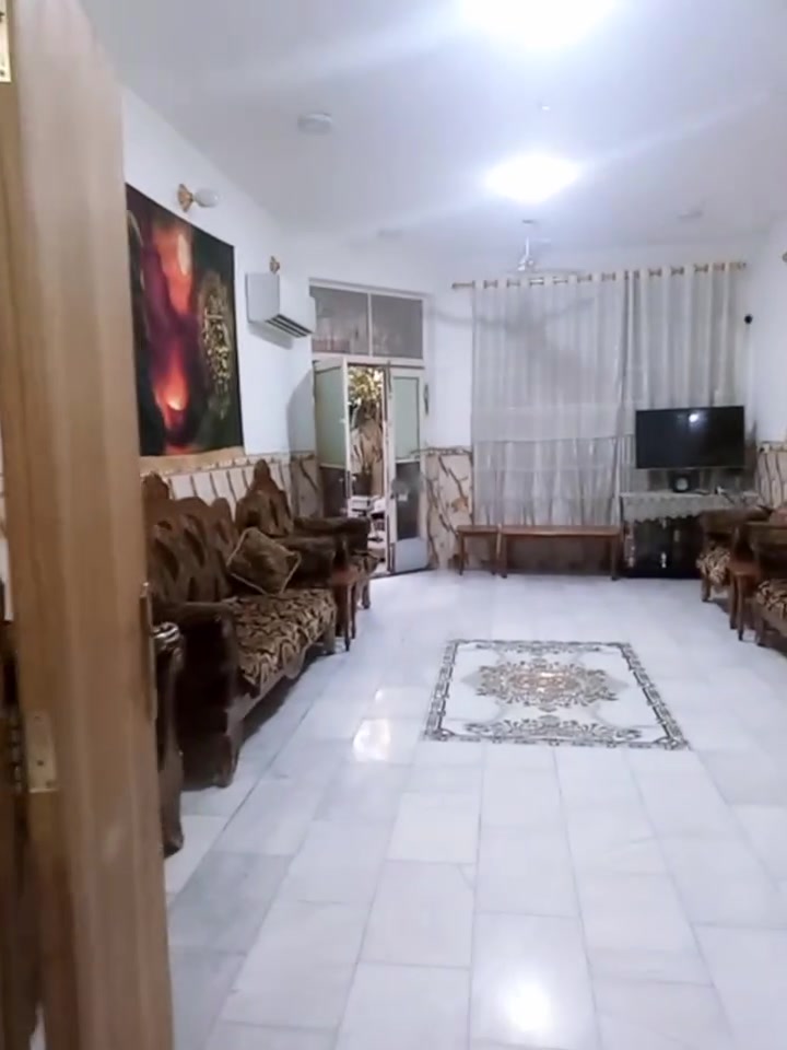 السلام عليكم
دار للبيع المساحه250م واجهه12ونص نزال 20م عرض الشارع10م طابو زراعي سند25 
يحتوي الدار على(استقبال كبير وكلدور ومطبخ كبير وغرفتيـن نوم ومجمع صحيـات وطارمه تسع سياره بناء الارضيه مرمر بناء حديـث) 
منطقـه هادئه ومتوفر كافة الخدمات وقريب جدا ع شارع 
العنوان: حله شارع شريفه الجديد بفرع منصور ابو الدجاج 
السعر 130 وقابل للتفاوض. 
الرقم ***********
