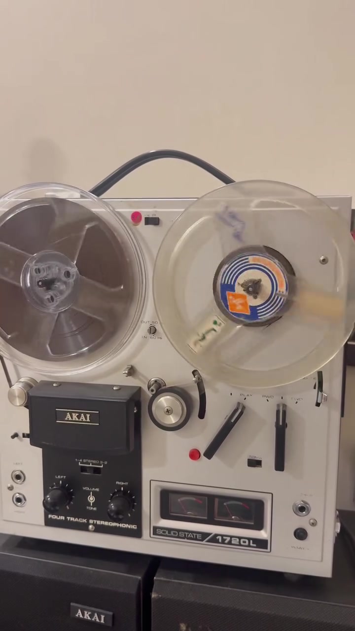 🔥 للبيع: مسجل بكرات أنتيك ياباني – AKAI 1720L 🔥
عشاق التحف والنغم الأصيل! 📻✨
 النوع: مسجل أشرطة بكرات (Reel-to-Reel Tape Recorder) ياباني أصلي من ماركة AKAI الشهيرة.
 تاريخ الصنع: حقبة السبعينيات (1969 - 1973) - Made in Japan.
 الحالة: القطعة كلش نظيفة وتعمل بنظام البكرات (التيب) وبجودة صوت كلاسيكية ممتازة.
 الاستخدام: قطعة نادرة جداً للمقتنين والأنتيك أو كديكور فخم.
📞 للتواصل والاتصال: ***********
