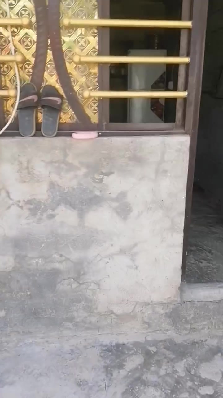 السلام عليكم للبيع بيت مساحه 125 طابو زراعي في حي غواص خلف معرض العويد بالضبط قرب جامع الحق المبين يتكون من غرفتين وصاله ومطبخ ومضيف سقف سندويج نقص بس جص سعر 50 مليون  رقمي ***********
