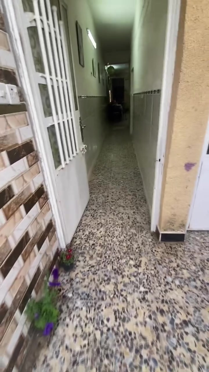 بيت للبيع ١٠٠متر. غرفتين وصاله ومطبخ وطرمه صغيره والحمام الخارجي فلشنا حته تصير حديقه  وحمام داخلي سحب ماي متوفر كلشي مكان حسينيه الراشديه خدمات مسقط شارع العقيد علي  شارع وصله التبليط ٨٥للاستفسار ع رقم ***********واتساب اوً خاص
