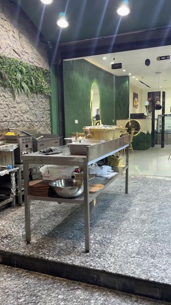 للبيع مطعم في العامريه شارع العسل الرقم ***********

