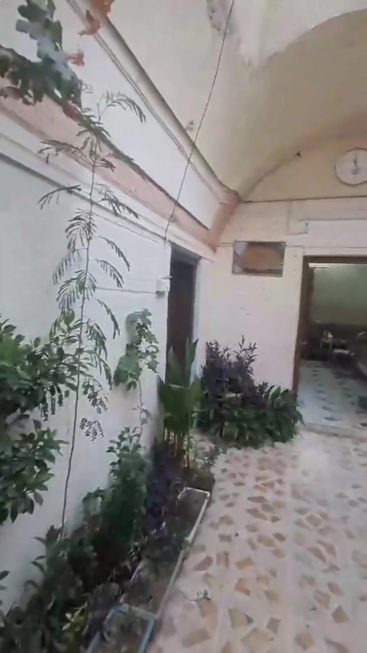بيت للبيع طابق منطقة العكيدات قرب جامع المخيول ركن مساحة  184م واجهة 17 
ثلاث غرف وهول ومطبخ وصحيات وبيتونه وغرفة مخزن بالسطح السعر 150 وبي مجال 
الاتصال على الرقم ***********
