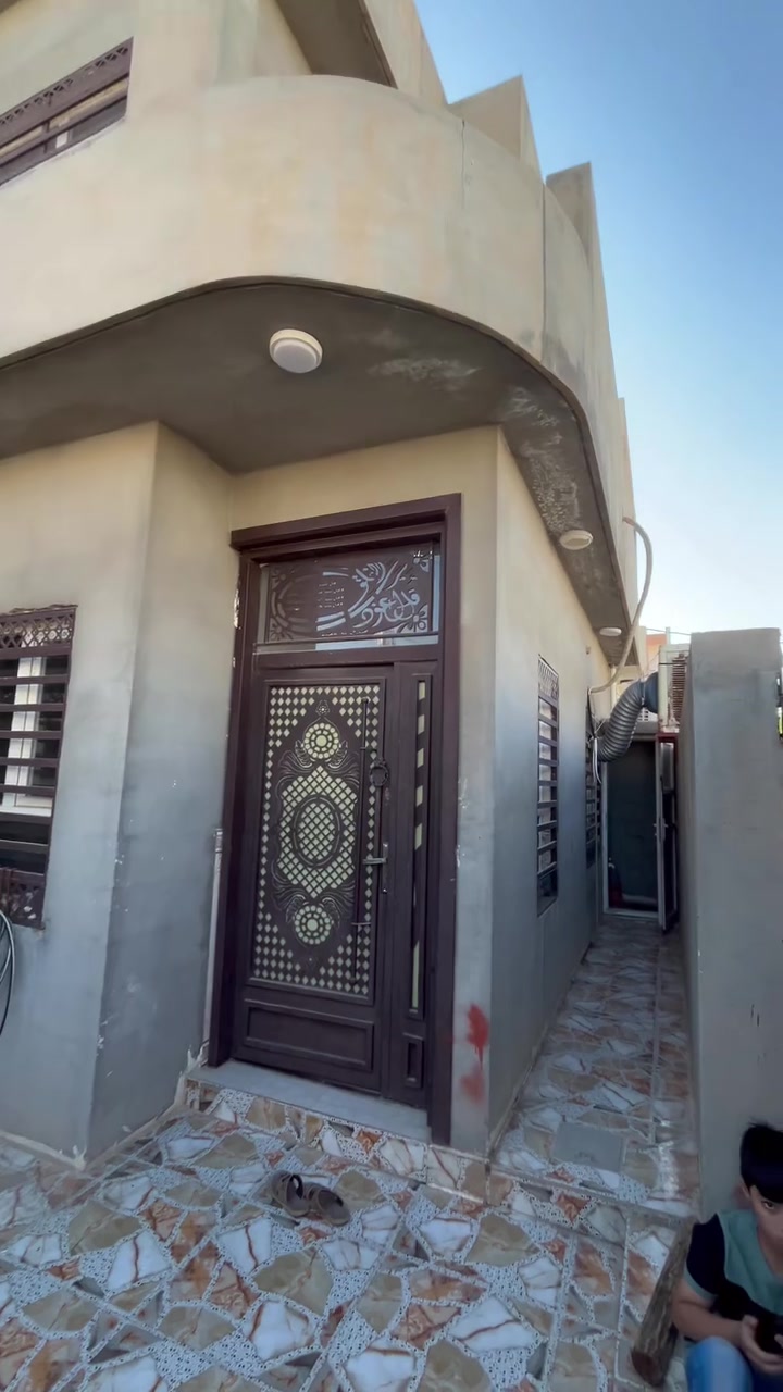 السلام عليكم دار للايجار  المساحة 100 مربع طابقين العنوان حي بدر فرع مراد حداد
ملاحظة :  الدار ايجار فقط للطلاب 
الاتصال ***********
