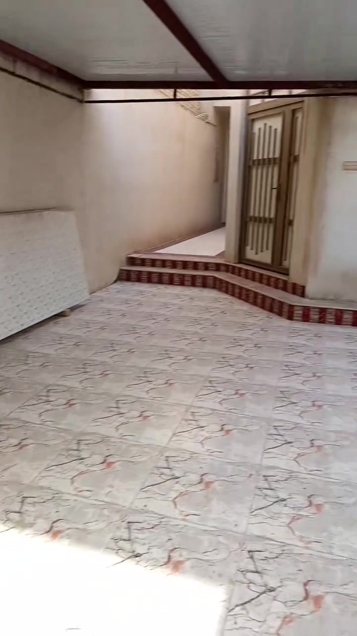 السلام عليكم دار للايجار او للبيع المساحه 325 متر مربع موقع الدار الشارع الرئيسي المهيديه المؤدي على الشموخ ومؤدي على جسر الشريع يسمى شارع الصب التواصل مع صاحب الدار مباشره ***********
