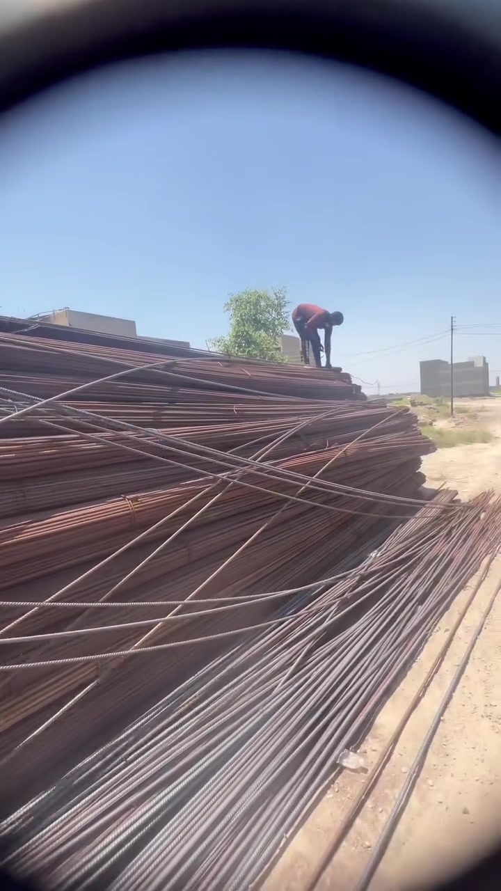 سلام عليكم يوجد لدينا شيش جديد فقط لون ربطه من فوك احمر داخل كله ازرك شيش نضيف100/100.  للاتصال برقم***********
