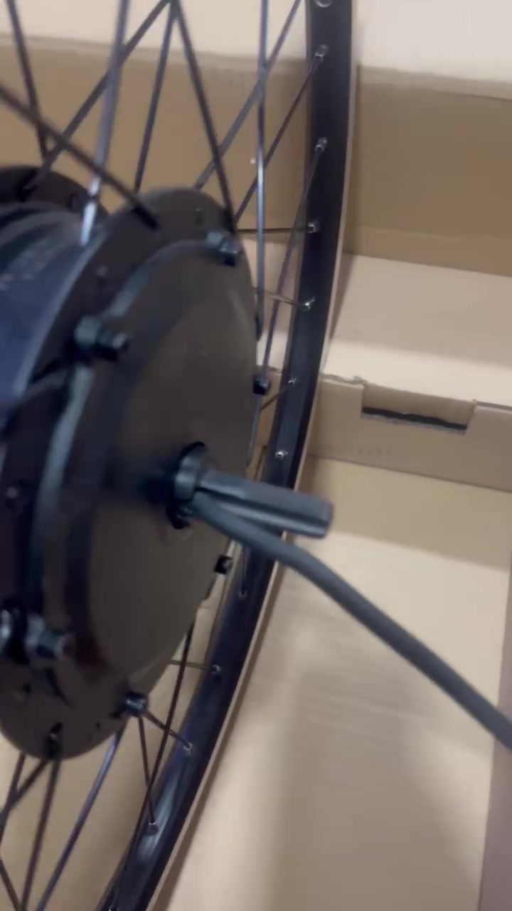 كامل للبيع ⚡️السلام عليكم شباب، متوفر عندي طقم تعديل دراجة كهربائية (E-Bike Kit) من الشركة العالمية الغنية عن التعريف BAFANG، وجاهز للتركيب الفوري.📋 مواصفات ومحتويات الطقم:المحرك: بافانج الأصلي بقوة 500 واط (عزم قوي جداً وسرعة ممتازة).الجهد الكهربائي: 48 فولت.حجم التاير (الويل): قياس 26 إنش (جاهز ومحبوك على السلك).الملحقات المتوفرة: العقل (الكونترولر) المبرمج والضفيرة الكاملة مع الشاشة الذكية لقراءة السرعة ونسبة البطارية.🌟 مميزات الطقم:تشغيل ناعم وسلس وبدون أي مشاكل أو أعطال.متوافق مع نظام الدراجة وقارئ البيانات شغال مثل الساعة 100%.عزم قوي جداً بالمرتفعات وسرعة ممتازة على الطريق.📍 المكان: السليمانية  للشراء والاستفسار، يرجى التواصل على الخاص أو الاتصال على الرقم: (***********)

نص مكتوب في الصور:
- BPM36V250W 563745