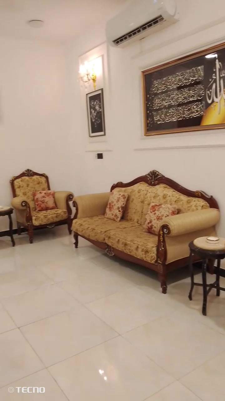 تخم. زان. قنفتين.  و٤. كراسي   للبيع السعر ٥٥٠ وبيه.   مجال المكان زين القوس. شارع الشيرازي.   ***********@
