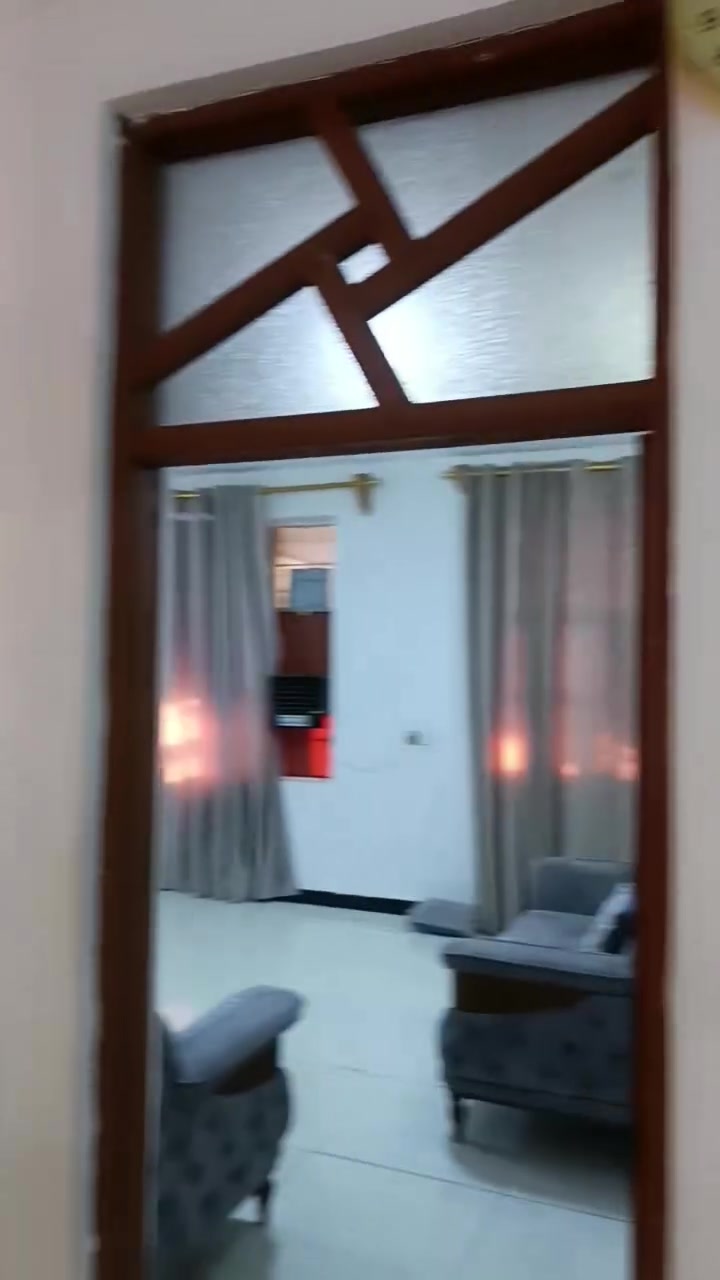 سلام عليكم بيت للبيع حواس شارع المعرض حجي ناطق مساحه 200 متر البيت على شارعين شارع الدامرجي وشارع المعرض يبعد عن شارع 100 متر مبني قاط ثاني هيكل 
الشارع كامل خدمات ***********

