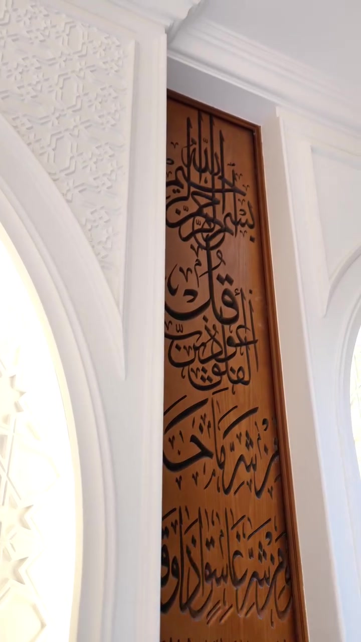 أثاث يجمع بين الضخامة، الفخامة، وجودة التصنيع.

هذه إحدى المضايف في بغداد، حيث قمنا في شركة الطه لتصنيع الأثاث بتصميم وتنفيذ ديوان ميلان بما يتناسب مع مساحة المكان وهيبته، ليمنح المجلس حضورًا يليق بفخامته.

نؤمن أن الأثاث الفاخر لا يقتصر على المظهر فقط، بل يبدأ من اختيار الخامات وينتهي بأدق تفاصيل التشطيب. لذلك نعتمد في التصنيع على أجود أنواع الأخشاب الطبيعية، مثل **الزان الروماني المجفف** و**السنديان الأمريكي**، لنقدم قطع أثاث تجمع بين المتانة، الراحة، والأناقة التي تدوم لسنوات.

ما الذي نقدمه؟
✅ تصميم وتنفيذ حسب الطلب وبالمقاسات المناسبة لكل مساحة.
✅ حرية اختيار الألوان والأقمشة بما ينسجم مع ذوقكم.
✅ تشكيلة واسعة من الأقمشة الفاخرة، بما فيها القديفة والأقمشة المقاومة للماء.
✅ تشطيب احترافي وجودة تصنيع عالية تضمن مظهرًا راقيًا وعمرًا طويلًا.

إذا كنتم تبحثون عن أثاث يجمع بين الضخامة، الفخامة، وجودة التنفيذ، فنحن جاهزون لتحويل فكرتكم إلى قطعة أثاث تُصنع خصيصًا لكم.

📞 *********** | ***********
📍 بغداد – السيدية – مقابل مدخل الشارع التجاري
