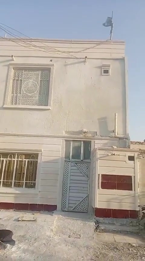السلام عليكم بيت المساحه 100 الصخيين قرب مدرسه الكساىي 3بيت عن المدرسه قريب على جسر  الحولي يتكون 3--غرف صالات عدد 2صول الصاله 6×4 دوانيه 6×4عدد الصحيات 4مطابغ 2الطول 3×2500السعر 80-رقم بي واتساب‏‪***********‬‏ البيت زراعي وبي وصل تطويب
