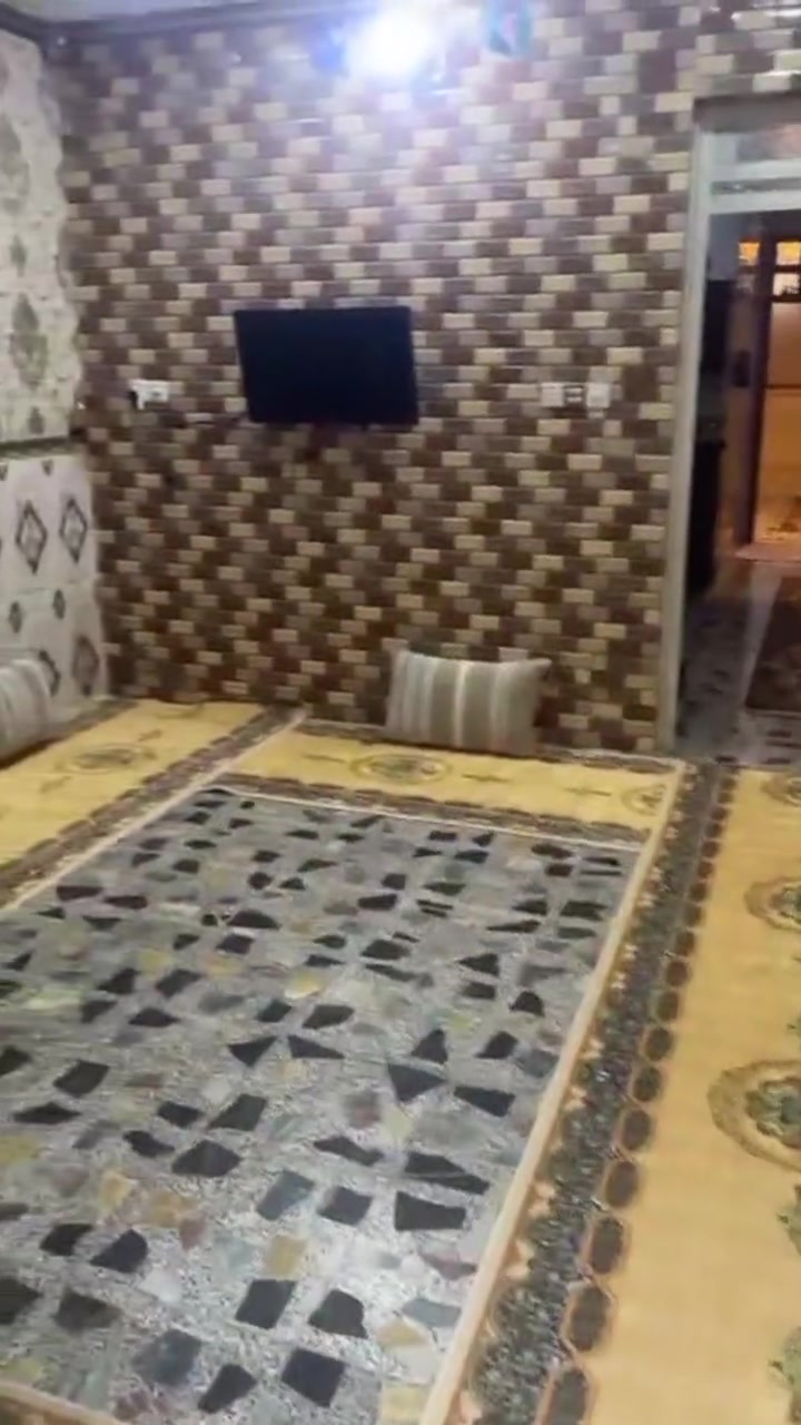 نصف قطعه شرك بناء مسلح شرك 72 مترجديد فقط الغرفة الأخيرة عكادة بيت جديد وكامل اي نقص مابي استقبال وصاله ومطبخ ومنور وغرفه وملحقاتها قطاع 31 للاتصال مكتب الاخوين للعقار ***********
