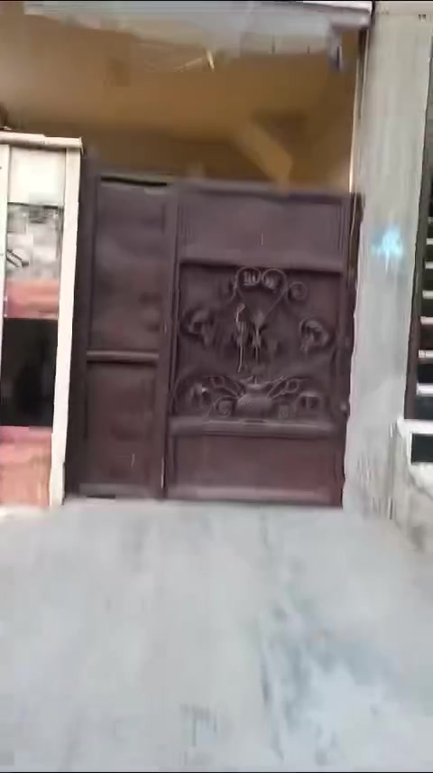 السلام عليكم بيت للايجار مساحه 165ارضي يتكون من طارمة استقبال مدخل ثاني ممر مطبخ حار وبارد صالة منطقة الدرج غرفة نوم ارضي الطابق الثاني غرفة نوم وغرفة ثانية هيكل مخزن جميلة الثانية خلف معجنات فلس او شارع كوفان  للاتصال على الارقام ***********او***********دلالية المصطفى المحامي حسين ابو علي
