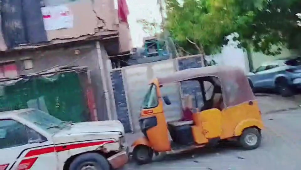 السلام عليكم يوجد لدينا بيت في قطاع 8 مساحه البيت 144 ركن الواجهه الواجهه 18 والنزال 8 البيت مبني ثمانينات البيت بيه جوه استقبال ومطبخ وتكرمون تواليت وحمام تواليت اثنين وغرفتين جوه واربع غرف فوق زائد تواليه تكرمون وحمام واللي يحب يجينا خاص يا اما يتصل على الارقام 
***********
***********
