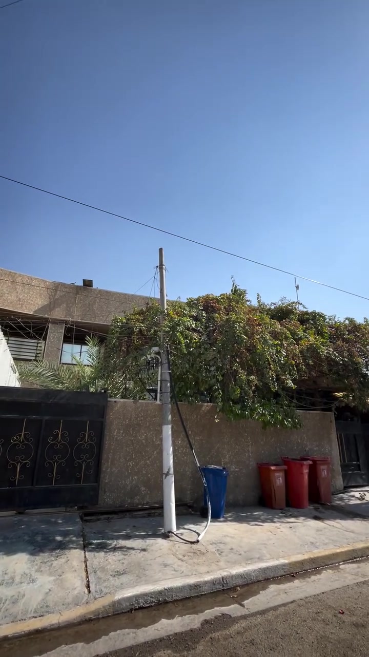 بيت للبيع بحي الاطباء والخارجيه مساحة 300 واجهه 12 ونزال 25  قابل للتقسيم  ينباع بسعر ارض للاستفسار ***********او***********
