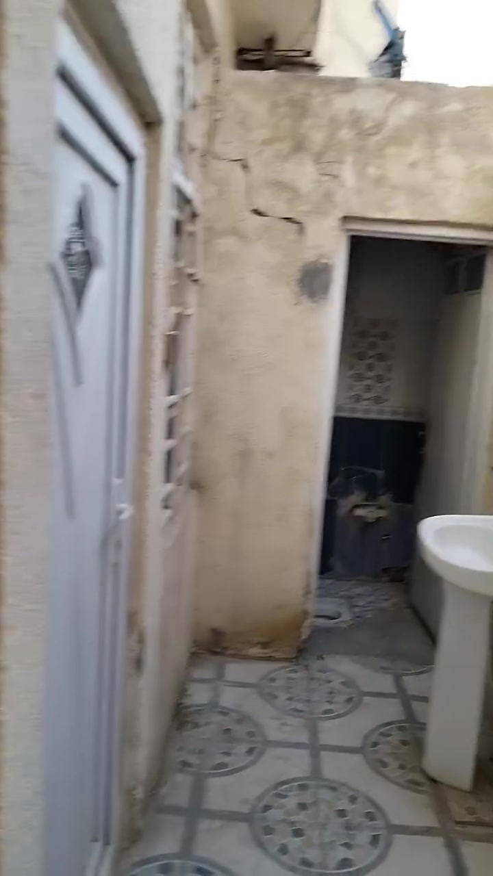 السلام عليكم عدي بيت بلحر الصغير بشارع المستوصف بدايته 75 متر طابق واحد جاهز مبي نقص للأيجار  250 الف بشهر.
للاستفسار المراسله أو الإتصال .***********
