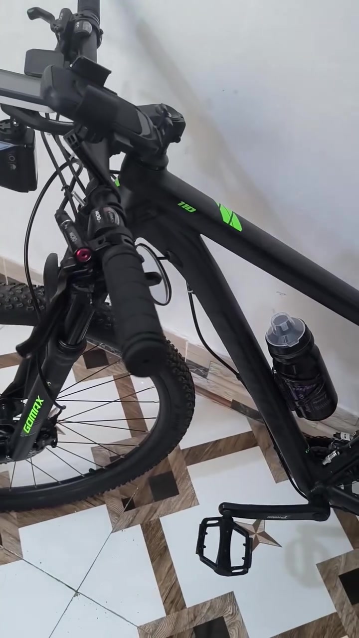 دراجة هوائية (بايسكل bicycle)
حجم 29
مقر الشركة الموزعة للمنتج (ماليزيا)
المعدن المنيوم
وايرات مبدلات السرعات دفن داخل الهيكل
الدبل (ممتص الصدمات) نظام غاز (ضغط هواء)
مبدلات سرعات مزودة بشاشة رقمية
سرعات امامية عدد 2
سرعات خلفية عدد 9
سستم السرعات من ماركة micro tech

زودت هذه الدراجة بعدد كبير من احجام gearbox لضمان سهولة التنقل واكتساب السرعة في الشوارع المنبسطة وصعود المرتفعات (الجسور) بسهولة وسلالسة تامة

المكابح (البريكات) نظام ضغط بزيت الهايدروليك (دهن) ماركة micro tech لضمان الوقوف السريع للدراجة بضغطة يدوية خفيفة جدا

ويالة المنيوم مصنوعة بتصميم مجسر (طبقتين) لتحمل الاوزان العالية والمطبات والطرق الترابية الوعرة

اطارات (تاير) حجم 29 من شركة DURO صنعت من مواد المطاط المقاوم لدرجات الحرارة العالية ودراجه المنيوم  والي يريده هوه وغراضه 450 بدون غراض 300 للتواصل عل رقم ***********او مراسله عل ماسنجر متواجد عل انترنتيو
