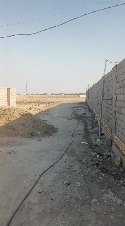 سلام عليكم
بيت هيكل في حي جوادين مساحه200م
يتكون من 
غرفتين 
ومنورين 
وهول 
ومطبخ 
وديوانيه 
وصحيات خارجيه 
شارع 10م
السعر 17وبيه مجال قليل 
***********
