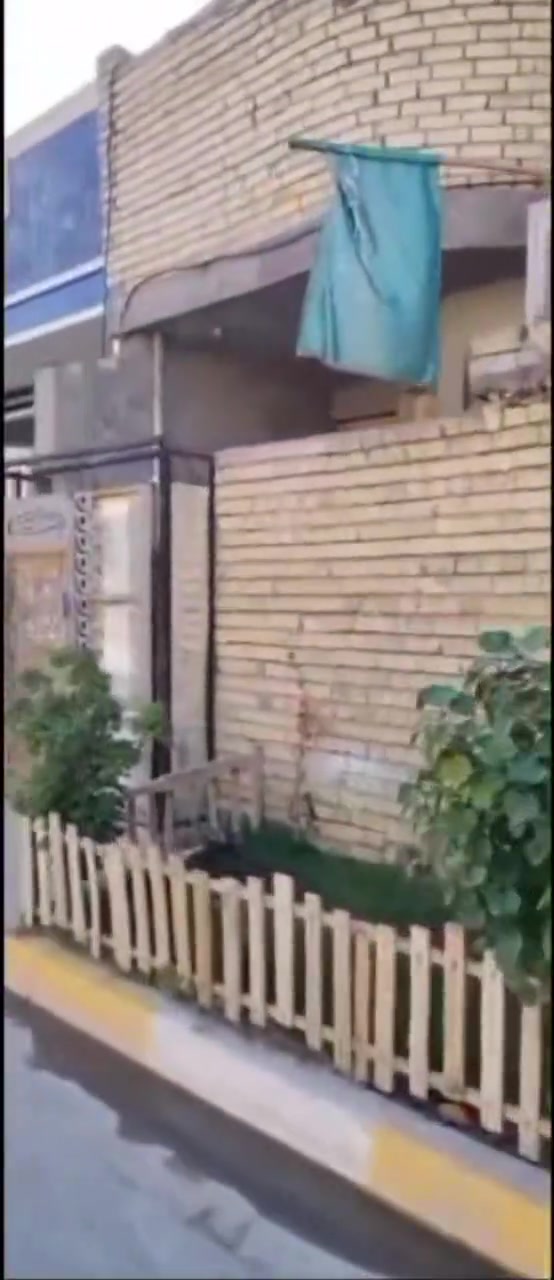 🏠 بيت للبيع في بغداد - سبع قصور (موقع مميز جداً) 🏠
📍 العنوان: سبع قصور - شارع أبو علي - مقابل جامع الحمزة مباشرة (موقع خدمي وقريب على كل شي).
📐 المساحة والتفاصيل:

* المساحة الكلية: 100 متر مربع.
* الأبعاد: واجهة 5 متر | نزال 20 متر (فصال هندسي مرغوب).

🏗️ تفاصيل البناء والتصميم:

* الطابق الأرضي (كامل وجاهز): طرمة + صحيات خارجية + استقبال واسع + صالة + مطبخ حار ومطبخ بارد + غرفة نوم + منور وصحيات داخلية.
* الطابق الأول (العلوي): بيتونة على طول البيت مبنية وجاهزة (كاشي كامل)، تحتوي على غرفة وحمام وتواليت (ناقصة فقط 5 سافات بناء وسقف).
* السطح: فوق البيتونة، مغلف بـ الشتايكر بالكامل.

✨ مميزات البيت:

* الموقع مقابل جامع الحمزة يعني وسط الخدمات والشارع حيوي.
* تقسيم الغرف والمطابخ (الحار والبارد) مريح جداً للعوائل.
* البيت بيه مجال للتوسع بالطابق الثاني بكل سهولة.

📹 باقي التفاصيل وتصوير البيت بالكامل تلوگوها بالفيديو. 
📞 للاستفسار والاتصال أو المراسلة واتساب: [***********]
غير متواجد فيسبوك.
