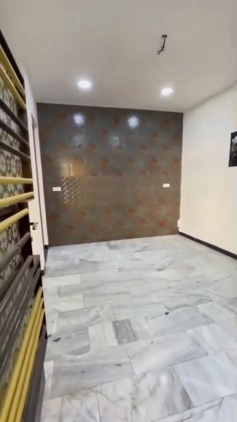 طابق ثاني
الدوره المهديه الثانيه قرب متنزه الجمهورية. 

غرفتين نوم 2 + صاله + مطبخ + حمام + بلكونه + سطح .
معزول ماء و كهرباء ومجاري..

بناء حديث مرمر داخل وخارج .
درج خارجي مرمر. 
كراج وقوف سيارة.

خط سحب // خط انترنت // سخان // ماطور ماء  ..

 المساحه 100 متر.
شارع عريض ٢٠متر.

مباشر صاحب البيت. 
الرقم / ***********
