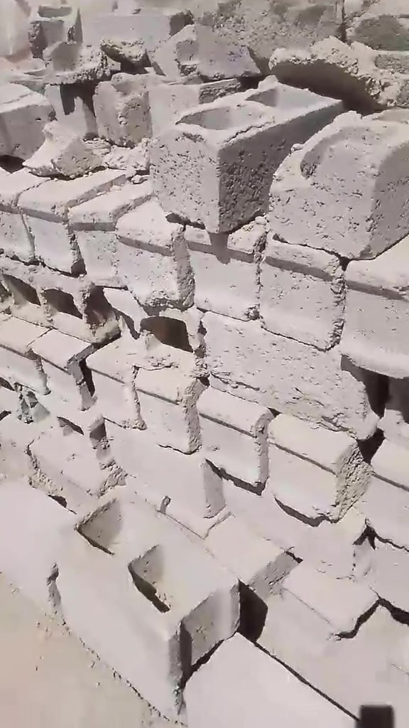 بلوك نضيف تقريب يطلعن ٧٥٠ بلوك السعر ١٢٥ وبي ومجال مكاني ديواينه حي الوحده شري تعال وتساب ***********
