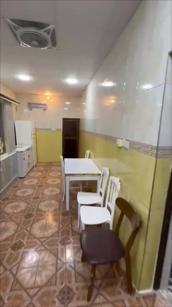 #مكلف_بالنشر
السلام عليكم ورحمة الله 
يوجد بيت للإيجار مؤثث بالكامل وجاهز للسكن
يعني بين قوسين اجيب ملابسك وتكعد 
البيت مكون من إستقبال + غرفتين نوم + صالة كبيرة + مطبخين حار وبارد + حمامات داخلية وخارجية + كراج مع حديقة 
البيت كامل مكمل من سبالت ومكيفات وجميع الكهربائيات مع غرفة نوم + اشتراك انترنت مفتوح لمدة ثلاث أشهر 

#مساحة_البيت_٣٠٠_متر 
#العنوان_التأميم_30_تموز 
#السعر_المطلوب_650 وبي مجال بسيط 
#للاستفسار مع صاحب البيت  ‪***********‬‏

